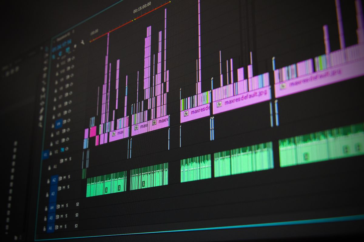 Cámara de cine profesional y equipo de iluminación en estudio